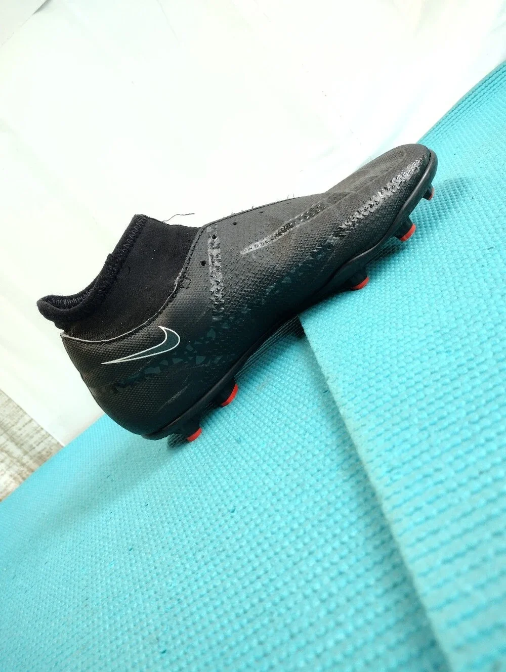 Nike Phantom Boy's Soccer Cleat w/ White Swoosh - 6